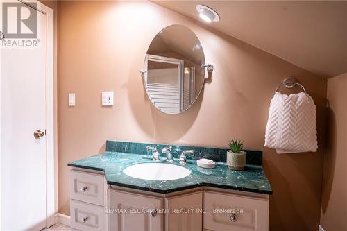 204 Concession Street, Hamilton (Centremount), ON - Indoor Photo Showing Bathroom