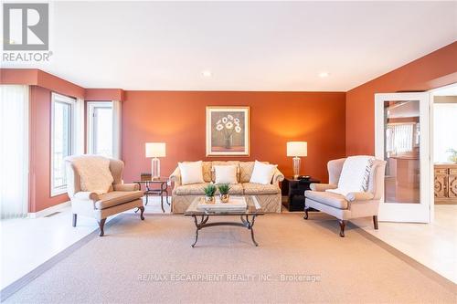 204 Concession Street, Hamilton (Centremount), ON - Indoor Photo Showing Living Room