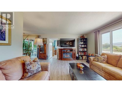 5913 Dividend Street, Oliver, BC - Indoor Photo Showing Living Room