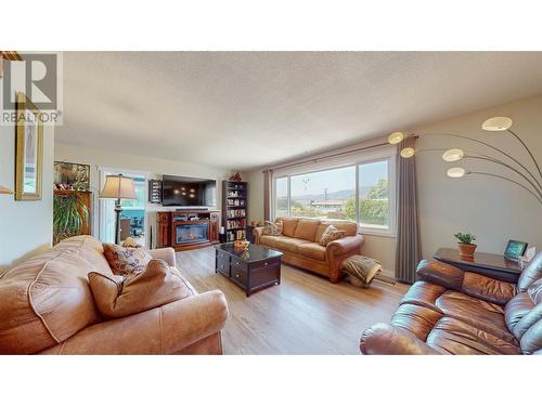 5913 Dividend Street, Oliver, BC - Indoor Photo Showing Living Room