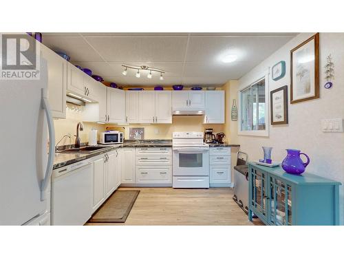 5913 Dividend Street, Oliver, BC - Indoor Photo Showing Kitchen