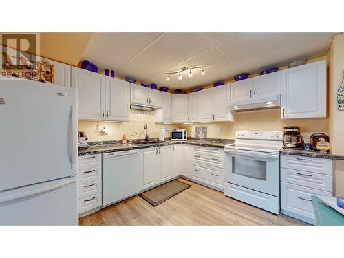 5913 Dividend Street, Oliver, BC - Indoor Photo Showing Kitchen