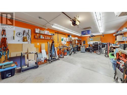 5913 Dividend Street, Oliver, BC - Indoor Photo Showing Garage