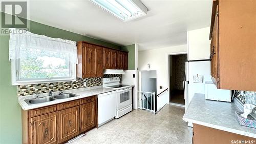 481 Caldwell Avenue, Craik, SK - Indoor Photo Showing Kitchen With Double Sink