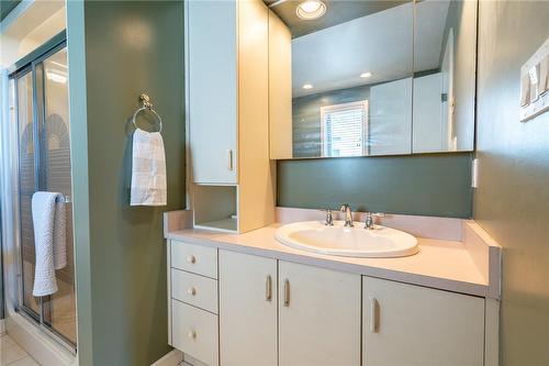 204 Concession Street, Hamilton, ON - Indoor Photo Showing Bathroom