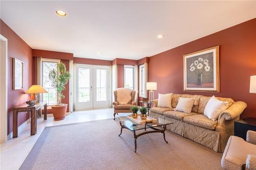 204 Concession Street, Hamilton, ON - Indoor Photo Showing Living Room