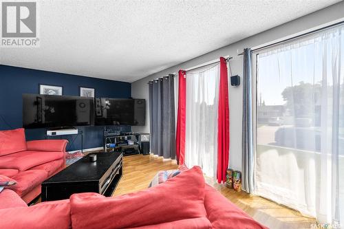 1430 Hochelaga Street W, Moose Jaw, SK - Indoor Photo Showing Living Room