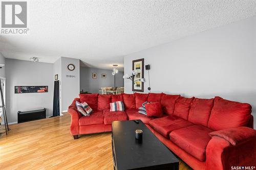 1430 Hochelaga Street W, Moose Jaw, SK - Indoor Photo Showing Living Room