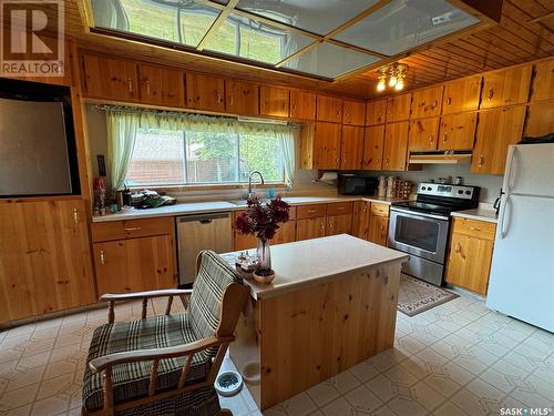 1402 Nikik Avenue, Missinipe, SK - Indoor Photo Showing Kitchen