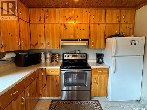 1402 Nikik Avenue, Missinipe, SK - Indoor Photo Showing Kitchen