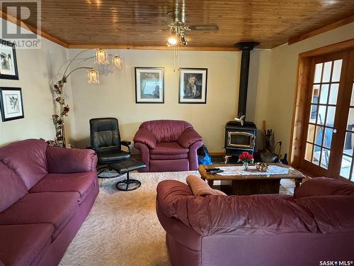 1402 Nikik Avenue, Missinipe, SK - Indoor Photo Showing Living Room