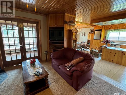 1402 Nikik Avenue, Missinipe, SK - Indoor Photo Showing Living Room