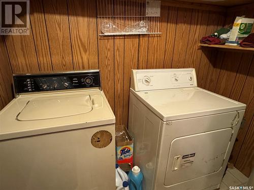 1402 Nikik Avenue, Missinipe, SK - Indoor Photo Showing Laundry Room