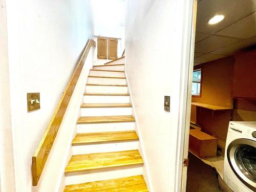 Escalier - 1884 Rue Marchand, Laval (Duvernay), QC - Indoor Photo Showing Laundry Room