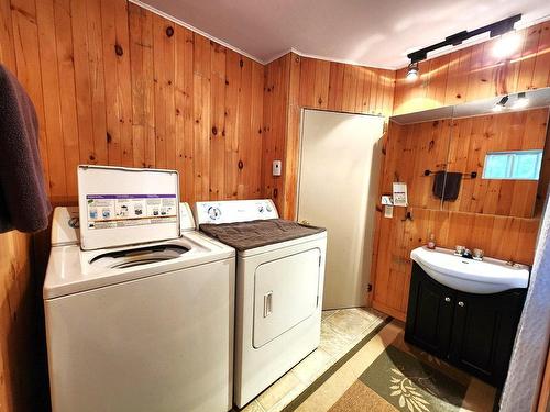 Bathroom - 396 Rue Wilfrid-Laurier, Henryville, QC - Indoor Photo Showing Laundry Room