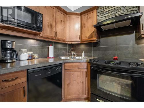 7495 Columbia  Avenue Unit# 1204, Radium Hot Springs, BC - Indoor Photo Showing Kitchen