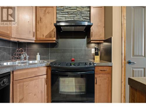 7495 Columbia  Avenue Unit# 1204, Radium Hot Springs, BC - Indoor Photo Showing Kitchen With Double Sink