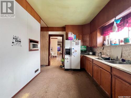 111 4Th Avenue W, Rosetown, SK - Indoor Photo Showing Kitchen With Double Sink