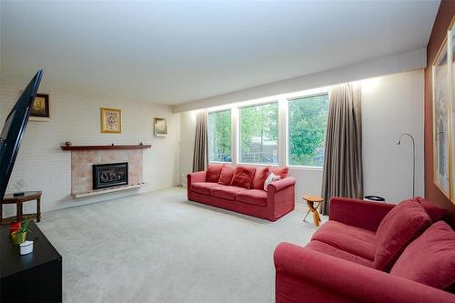 309 Booth Drive, Winnipeg, MB - Indoor Photo Showing Living Room With Fireplace