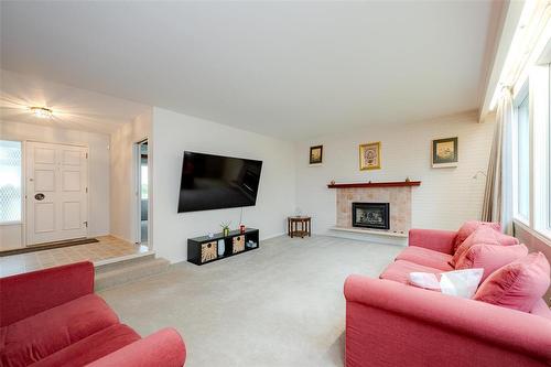 309 Booth Drive, Winnipeg, MB - Indoor Photo Showing Living Room With Fireplace