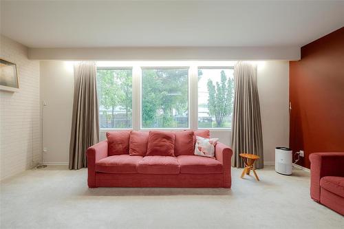 309 Booth Drive, Winnipeg, MB - Indoor Photo Showing Living Room