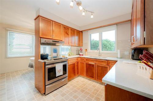 309 Booth Drive, Winnipeg, MB - Indoor Photo Showing Kitchen