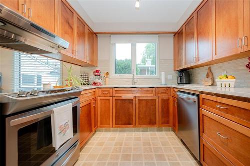 309 Booth Drive, Winnipeg, MB - Indoor Photo Showing Kitchen