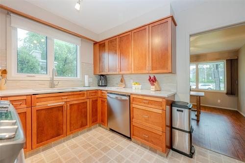 309 Booth Drive, Winnipeg, MB - Indoor Photo Showing Kitchen