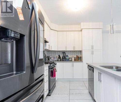 279 Northglen Boulevard, Clarington, ON - Indoor Photo Showing Kitchen With Upgraded Kitchen