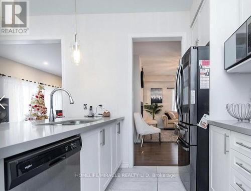 279 Northglen Boulevard, Clarington, ON - Indoor Photo Showing Kitchen