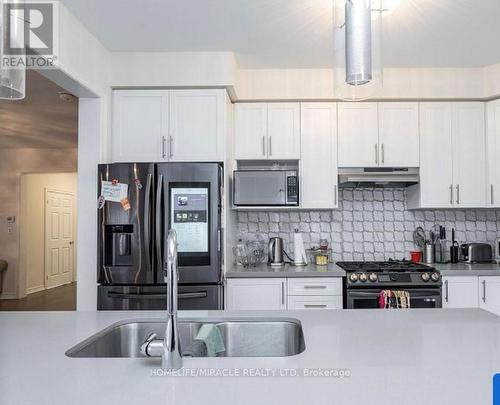 279 Northglen Boulevard, Clarington, ON - Indoor Photo Showing Kitchen With Double Sink With Upgraded Kitchen