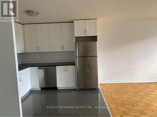 3111 Eglinton Avenue E, Toronto (Scarborough Village), ON - Indoor Photo Showing Kitchen