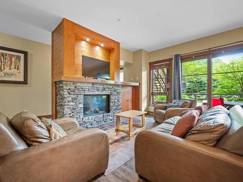 Salon - 10-1520 Ch. Du Versant-Soleil, Mont-Tremblant, QC - Indoor Photo Showing Living Room With Fireplace