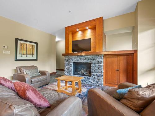 Salon - 10-1520 Ch. Du Versant-Soleil, Mont-Tremblant, QC - Indoor Photo Showing Living Room With Fireplace