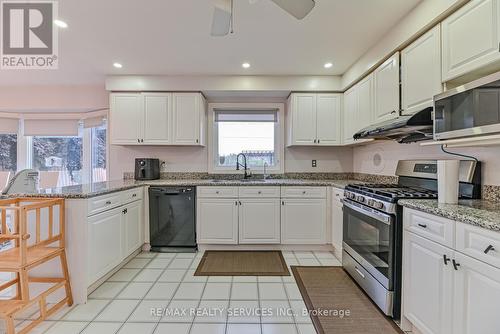 8 Ridelle Court, Brampton (Heart Lake West), ON - Indoor Photo Showing Kitchen With Stainless Steel Kitchen