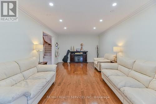 8 Ridelle Court, Brampton (Heart Lake West), ON - Indoor Photo Showing Living Room