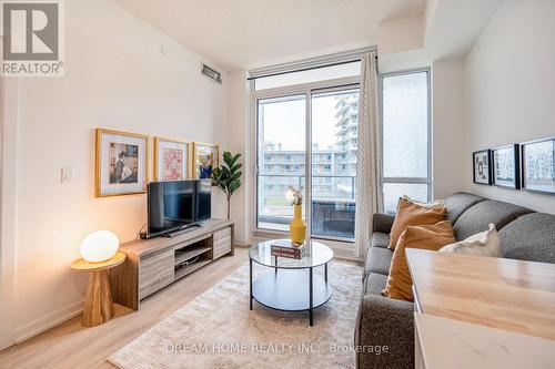 422 - 36 Forest Manor Road, Toronto (Henry Farm), ON - Indoor Photo Showing Living Room