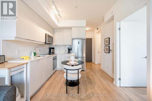 422 - 36 Forest Manor Road, Toronto (Henry Farm), ON - Indoor Photo Showing Kitchen