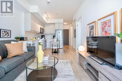 422 - 36 Forest Manor Road, Toronto (Henry Farm), ON - Indoor Photo Showing Living Room