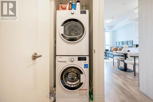 422 - 36 Forest Manor Road, Toronto (Henry Farm), ON - Indoor Photo Showing Laundry Room