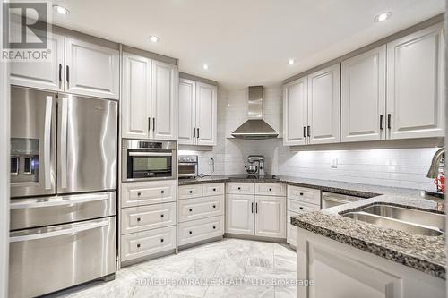 5 - 140 Ripley Court, Oakville, ON - Indoor Photo Showing Kitchen With Stainless Steel Kitchen With Double Sink With Upgraded Kitchen