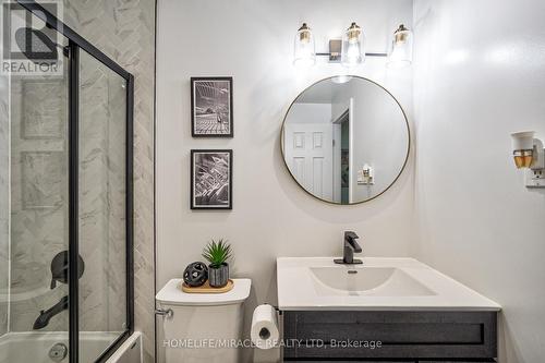 5 - 140 Ripley Court, Oakville, ON - Indoor Photo Showing Bathroom