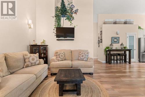 4377 Gordon Drive, Kelowna, BC - Indoor Photo Showing Living Room