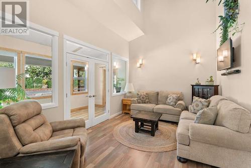 4377 Gordon Drive, Kelowna, BC - Indoor Photo Showing Living Room