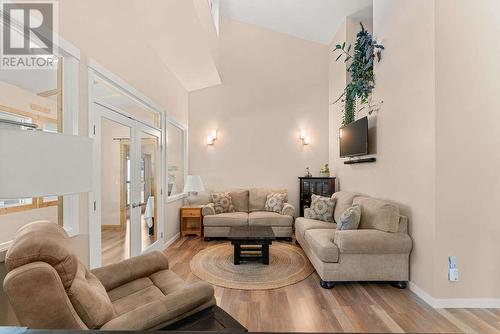 4377 Gordon Drive, Kelowna, BC - Indoor Photo Showing Living Room