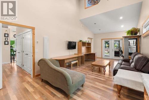 4377 Gordon Drive, Kelowna, BC - Indoor Photo Showing Living Room