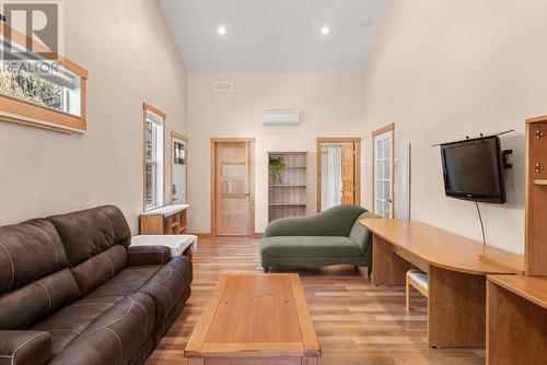 4377 Gordon Drive, Kelowna, BC - Indoor Photo Showing Living Room