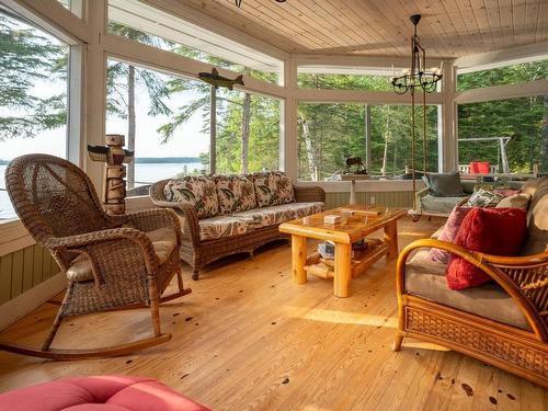 0 Queen Bee Island, District Of Kenora, ON - Indoor Photo Showing Living Room