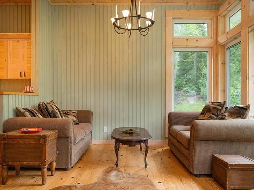 0 Queen Bee Island, District Of Kenora, ON - Indoor Photo Showing Living Room