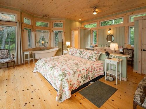 0 Queen Bee Island, District Of Kenora, ON - Indoor Photo Showing Bedroom